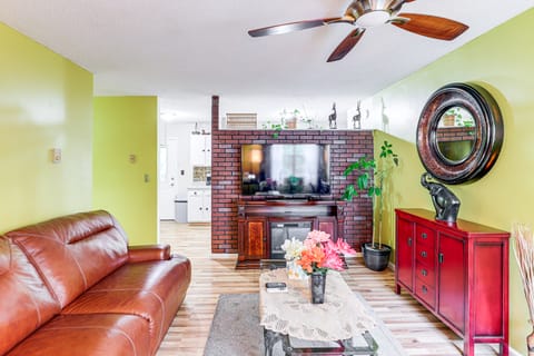 3 Mi to Dtwn Asheville: Duplex w/ Spacious Yard! House in Asheville