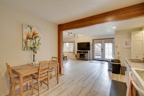 Pad 9 Mi to Holiday Lights & Downtown Portland Apartment in Lake Oswego