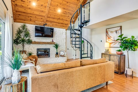 Walk to Reservoir: Cicero Home w/ Furnished Deck! House in Cicero