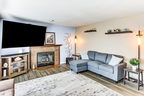 Home Theater & Large Backyard Deck: Tacoma Abode! House in Federal Way