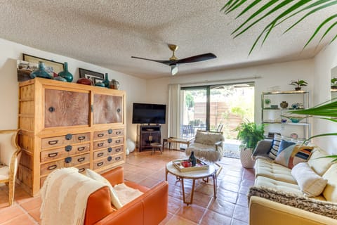 2 Mi to Dtwn Palm Springs: Mtn-View Condo w/ Pool Apartment in Palm Springs
