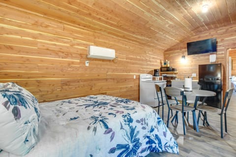 Half-Mi to Bull Shoals Lake Access: Angler's Cabin House in Lakeview