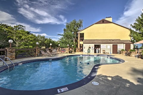 Hike, Swim & Explore: Mtn-View Condo in Gatlinburg Apartment in Gatlinburg