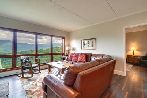 Hike, Swim & Explore: Mtn-View Condo in Gatlinburg Apartment in Gatlinburg