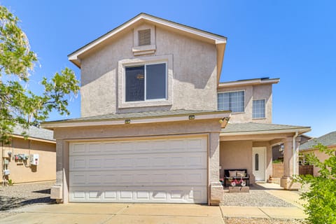 11 Mi to River of Lights: Family Home w/ Yard House in Rio Rancho