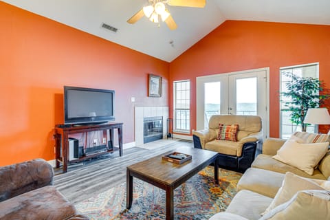 Community Perks: Scenic Lake Travis Getaway! Apartment in Lago Vista