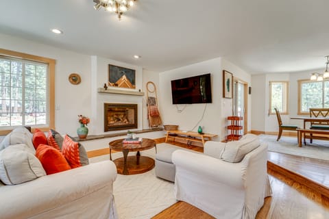 5 Mi to Northstar Resort! Family Home w/ Hot Tub House in Truckee