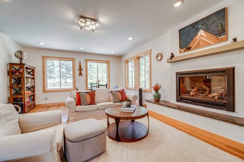 5 Mi to Northstar Resort! Family Home w/ Hot Tub House in Truckee