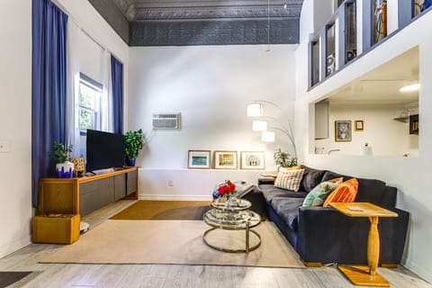 7 Mi to Dtwn: Charming Couple's Cove in Cincinnati Apartment in Cincinnati