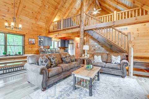 15 Mi to Hocking Hills: Secluded Cabin w/ Hot Tub House in Ohio