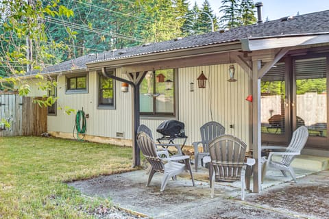 Golf, Hike, Dine & Relax: Home in Port Orchard House in Port Orchard