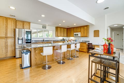 Steps to Clear Lake: Hot Tub Haven in NorCal! House in Lakeport