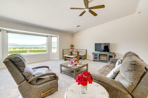 Steps to Clear Lake: Hot Tub Haven in NorCal! House in Lakeport