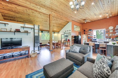 Rustic & Modern Home w/ Forest Views in Newport! House in Washington