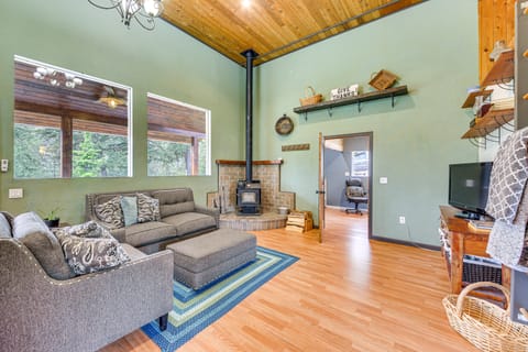 Rustic & Modern Home w/ Forest Views in Newport! House in Washington