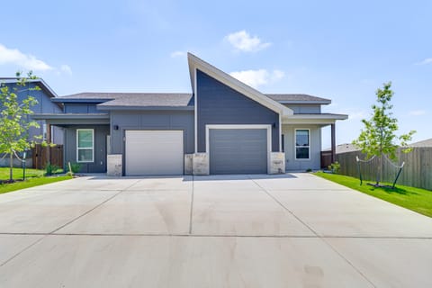 Pet-Friendly Temple Townhome: 6 Mi to Water Park Apartment in Temple