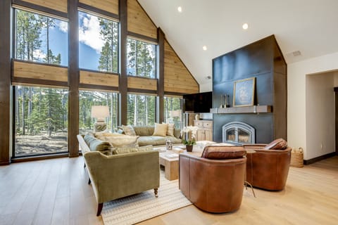 2 Mi to Big Sky Resort: Luxe Mtn-View Retreat! House in Big Sky