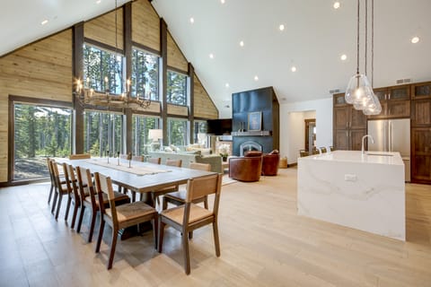 2 Mi to Big Sky Resort: Luxe Mtn-View Retreat! House in Big Sky