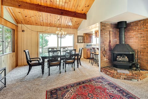 Stunning Deck Views: Cozy Running Springs Cabin House in Running Springs