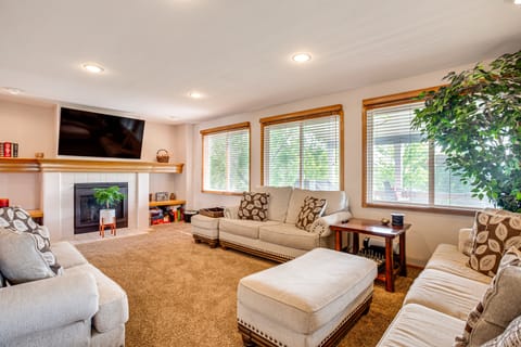 Walk to Rec Center: Spacious Highlands Ranch Home House in Highlands Ranch