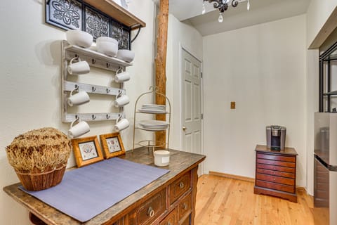 Walk to Ren Fest: Larkspur Farmhouse Hideaway Apartment in Larkspur