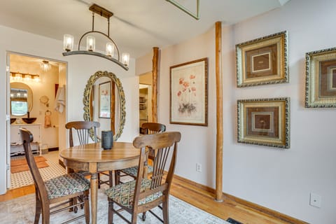 Walk to Ren Fest: Larkspur Farmhouse Hideaway Apartment in Larkspur