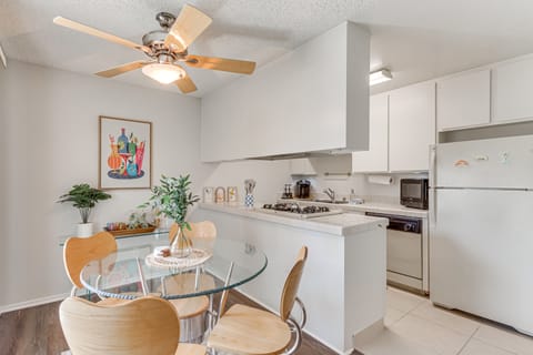 2 Mi to Downtown: Gated Condo in Palm Springs Apartment in Palm Springs