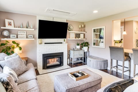 7 Mi to Vancouver Waterfront: Sleek Home w/ Yard! House in Vancouver