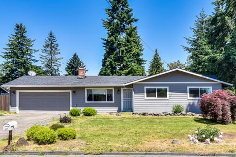 7 Mi to Vancouver Waterfront: Sleek Home w/ Yard! House in Vancouver