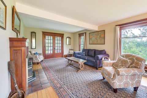 2 Mi to Chardon Square: Spacious Farmhouse House in Lake Erie