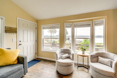 11 Mi to Port Townsend Ferry: Cottage w/ View! Cottage in Whidbey Island