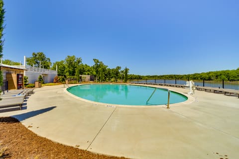 Walk to Lake: Home w/ Community Perks in Canadian! House in Longtown