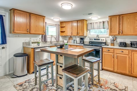 Vintage Farm Cottage Near Hikes & Pigeon River House in East Fork