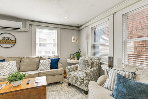 2 Mi to Ark Encounter: Condo on Main Street! Apartment in Williamstown