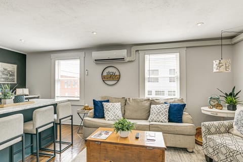 2 Mi to Ark Encounter: Condo on Main Street! Apartment in Williamstown