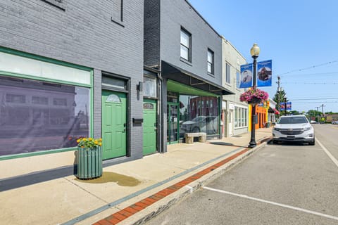 2 Mi to Ark Encounter: Condo on Main Street! Apartment in Williamstown
