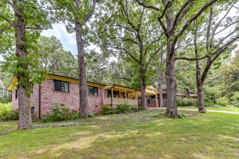 1 Mi to University of Arkansas: Home w/ Large Yard House in Fayetteville