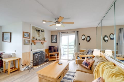 2 Mi to Ober Mountain: Cozy Retreat w/ Balcony Apartment in Gatlinburg