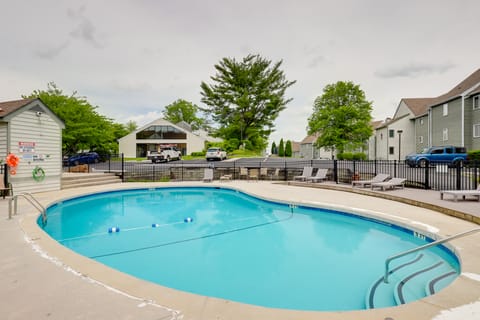 Smokies Condo 3 Mi to Nat'l Park + Hot Tub Access Apartment in Gatlinburg