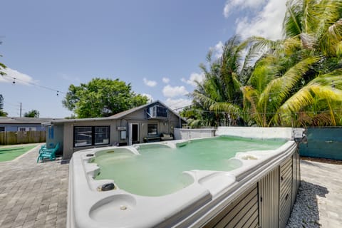 Patio & Heated Swim Spa Access: Home in Hollywood House in Hollywood