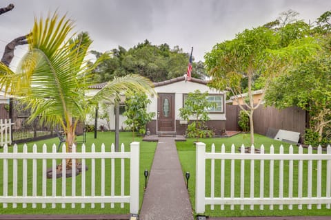 3 Mi to Beach: Hollywood Treehouse w/ Deck & Yard! House in Hollywood