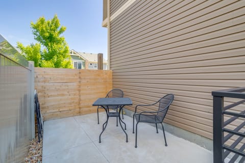 16 Mi to Dtwn Denver: Modern Apt w/ Patio Apartment in Commerce City