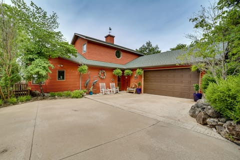 Decks & Views: Spacious Cabin Near Table Rock Lake House in Shell Knob