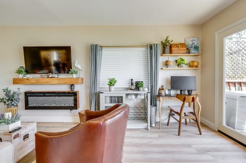 Shared Boat Dock at Clear Lake Couple’s Retreat House in Lucerne