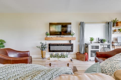 Shared Boat Dock at Clear Lake Couple’s Retreat House in Lucerne