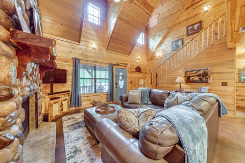 Hot Tub + Game Room: Family Retreat in Broken Bow House in Broken Bow