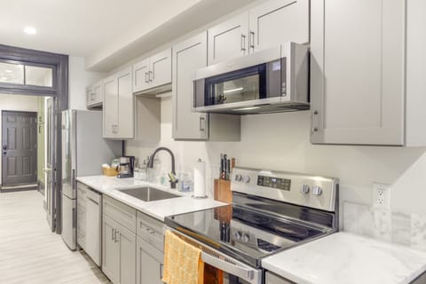 Cincy Apt 1 Mi to Findlay Market, 2 Mi to Downtown Apartment in Cincinnati