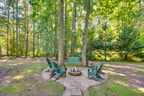 Sandy Beach, Fun Games & Barn: Lake Lure Gem! House in Lake Lure