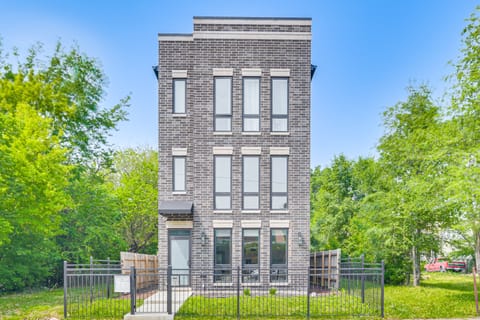 4 Mi to Downtown: Modern Chicago Condo! Apartment in Chicago