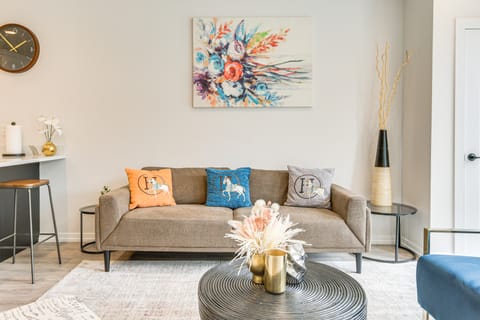 4 Mi to Downtown: Modern Chicago Condo! Apartment in Chicago